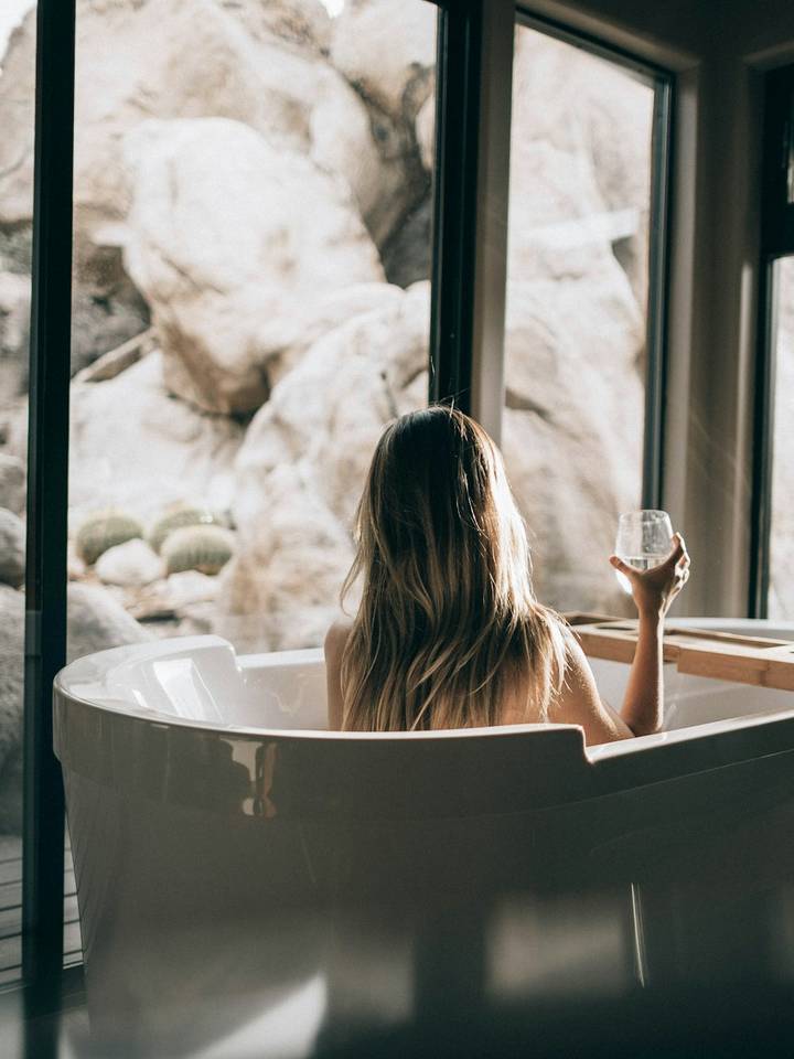 Lämmin, valoisa keidaskylpy ja näkymä luonnonkalliolle — Himalayan Beauty & Spa, Pasila, Helsinki
