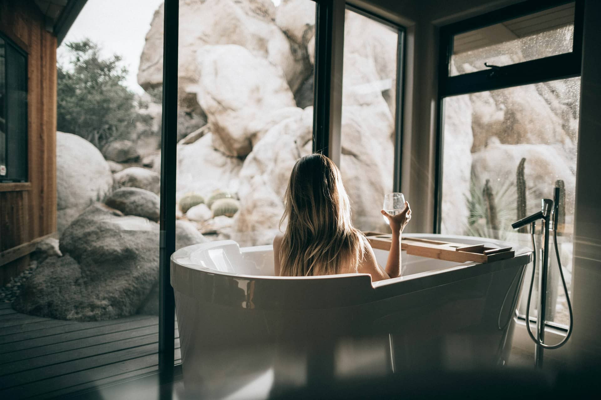 Lämmin, valoisa keidaskylpy ja näkymä luonnonkalliolle — Himalayan Beauty & Spa, Pasila, Helsinki