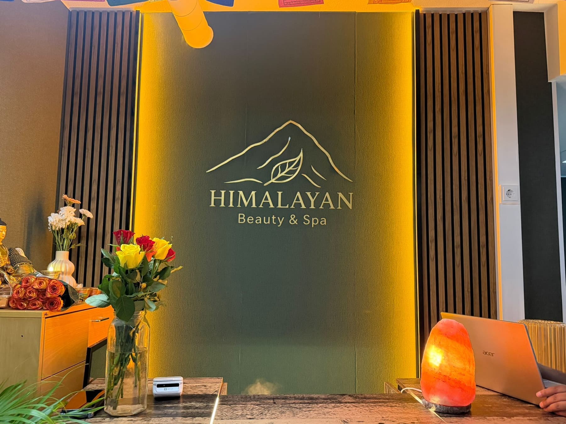 Kultainen Himalayan-logoseinä vastaanotossa vaakakuvana